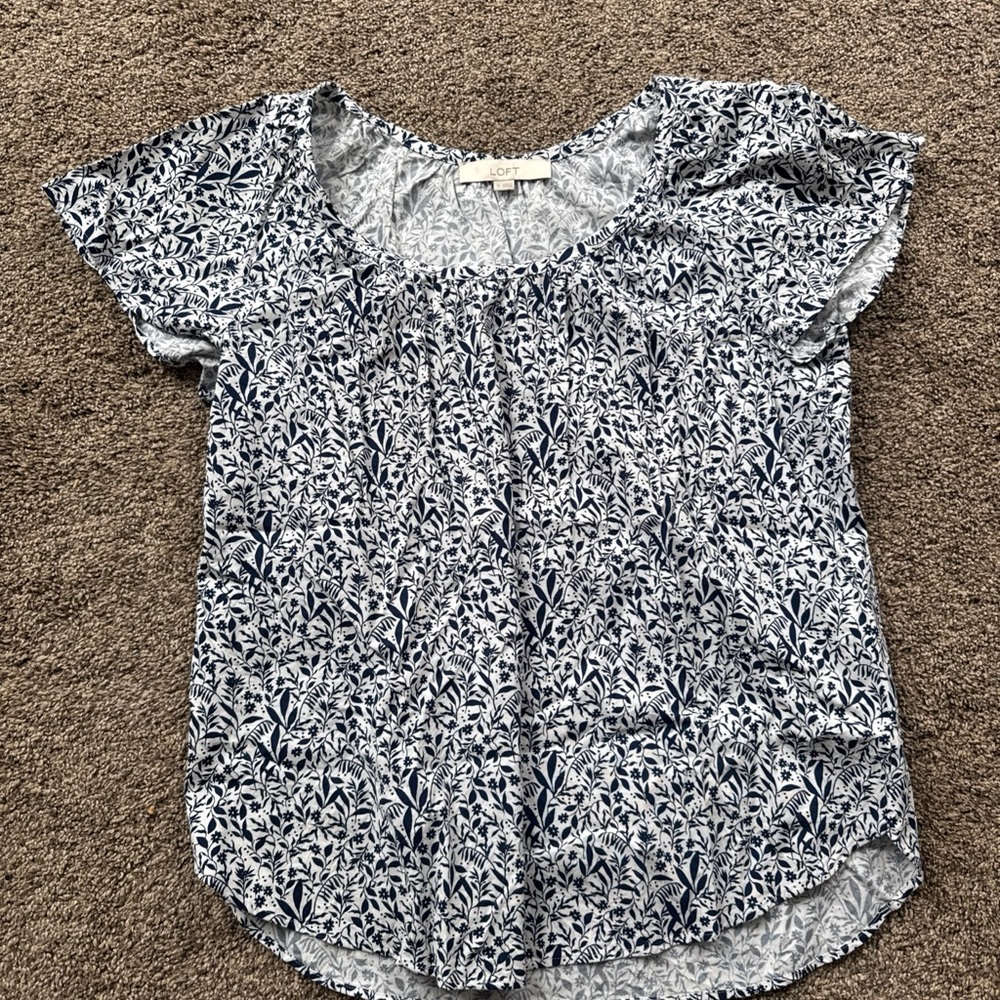 LOFT Blue and White Floral Leaf Print Short Sleeve Blouse Womens Medium